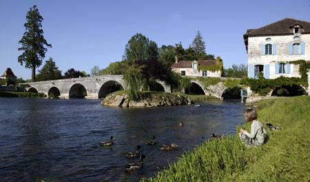 Les Griffons, Bourdeilles.Join us on our Angouleme Circuit des Remparts tour